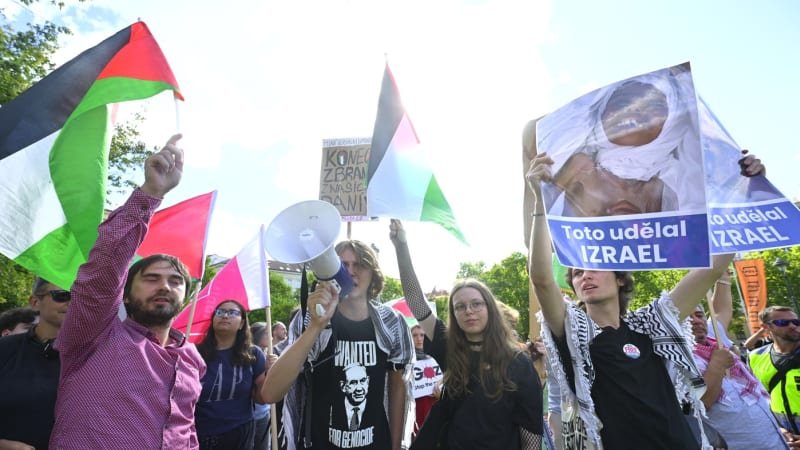 Propalestinští demonstranti narušili mítink Spolu v Praze. Skandovali hesla o genocidě v Gaze. Propalestinští demonstranti narušili mítink Spolu v Praze. Skandovali hesla o genocidě v Gaze.
