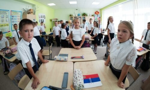 Vlaječky, bonbony a Lenin. Ukrajinské děti nastupují do ruských škol