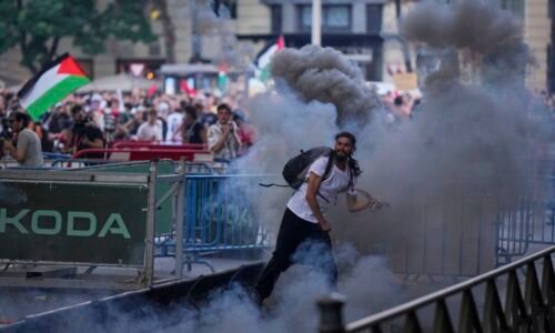 Vuelta neustúpi tlaku aktivistov. Vedenie pretekov po fraške s protestami rozhodlo o tíme z Izraela Vuelta neustúpi tlaku aktivistov. Vedenie pretekov po fraške s protestami rozhodlo o tíme z Izraela
