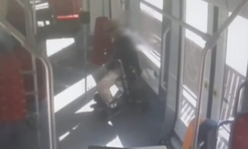 Muž s chodítkom v Bratislave obťažoval cestujúcich v MHD, skončil za mrežami – VIDEO