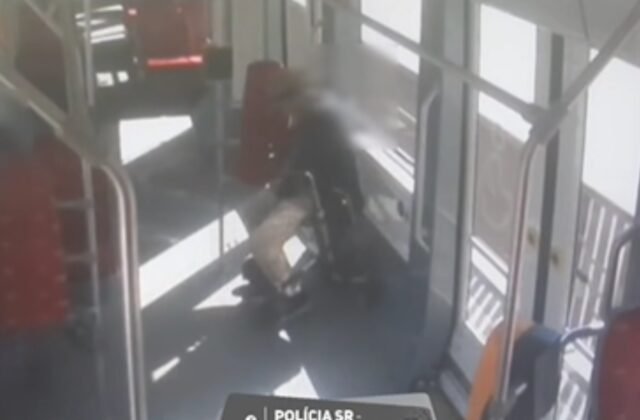 579018_mhd-640x420.jpg Muž s chodítkom v Bratislave obťažoval cestujúcich v MHD, skončil za mrežami – VIDEO