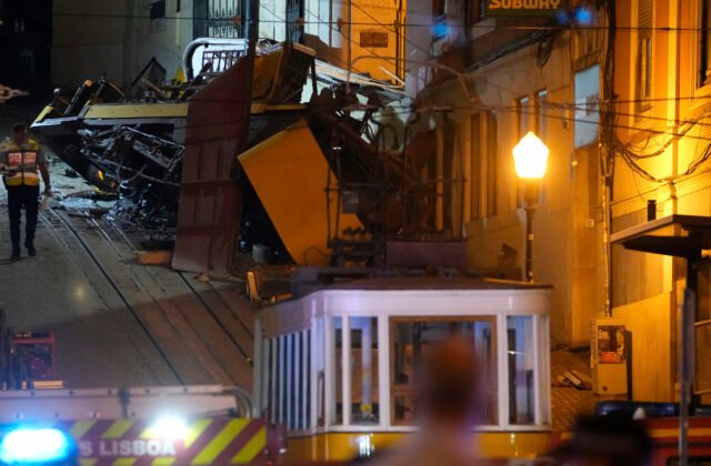 579782_portugal_streetcar_derailed_93593-640x420.jpg Portugalsko smúti, pri havárii pozemnej lanovky v Lisabone zomrelo 15 ľudí