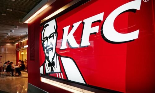 Česká inšpekcia preveruje praktiky v KFC, údajne používalo mäso po záruke. Ako reaguje slovenská pobočka?