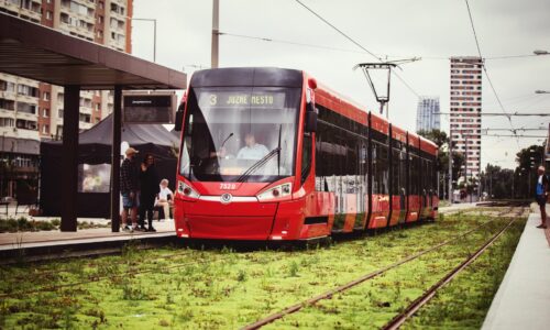 Veľké omeškanie, zastávky sú nedokončené. Vallo žiada vyriešiť problém na električkovej trati v Petržalke