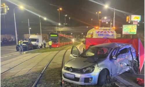 586884_titulka-nehoda-2-640x420.jpg Vodič auta nedal prednosť električke, spolujazdkyňa zrážku neprežila