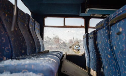 Autobus neubrzdil, odhodil osobné auto do protismeru, kde sa zrazilo s ďalším vozidlom