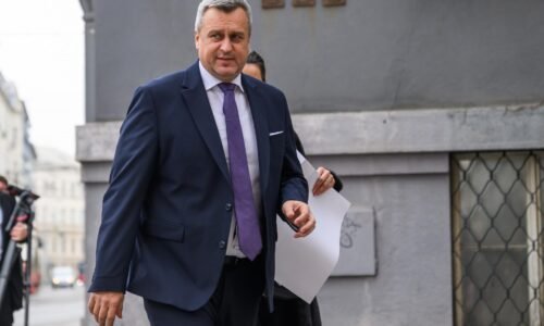 Dankova SNS chce vedieť, či Pellegrini viezol vo vládnom špeciáli aj sestru. A prečo zadal kúpiť vilu Dankova SNS chce vedieť, či Pellegrini viezol vo vládnom špeciáli aj sestru. A prečo zadal kúpiť vilu