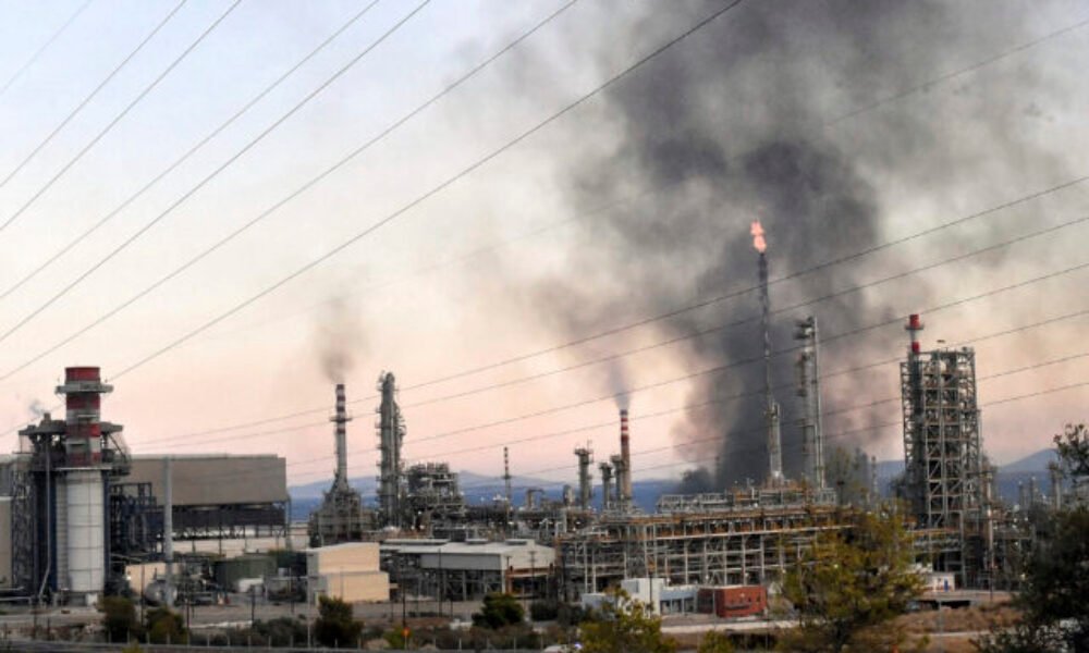 V rafinérii kiriši v leningradskej oblasti po útoku dronov vypukol požiar