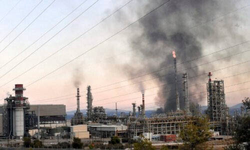 595748_greece_refinery_fire_78086-640x420.jpg V rafinérii Kiriši v Leningradskej oblasti po útoku dronov vypukol požiar