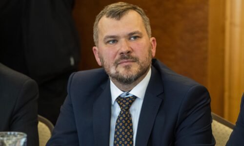 Vláda nás konsolidáciou ťahá do čiernej diery, vyhlásil Karas z KDH Vláda nás konsolidáciou ťahá do čiernej diery, vyhlásil Karas z KDH