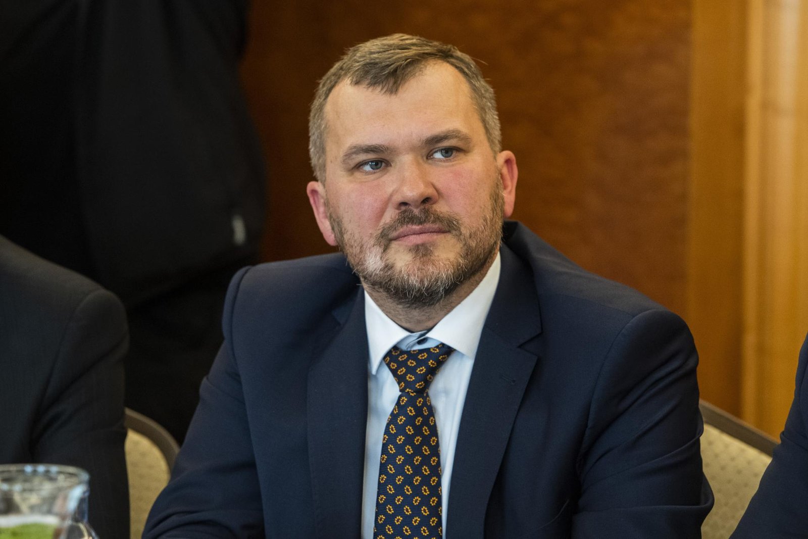 Vláda nás konsolidáciou ťahá do čiernej diery, vyhlásil Karas z KDH