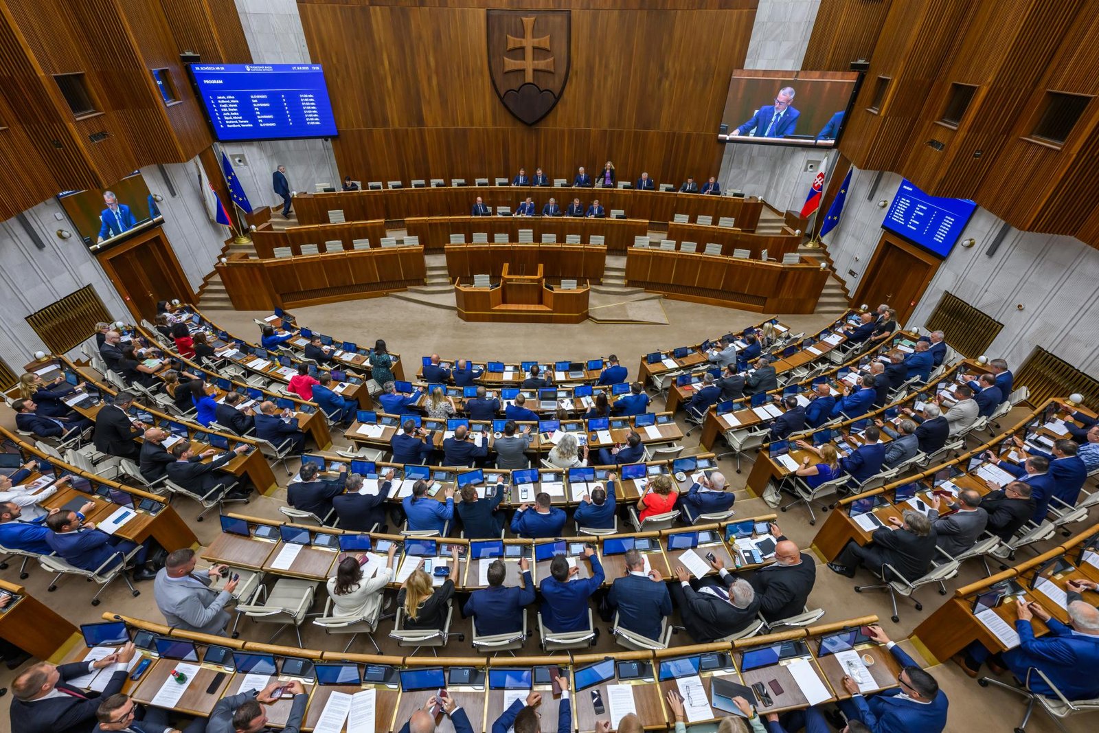 Výbor schválil zmrazenie platov poslancov, vláda a prezident sa opatreniu vyhli
