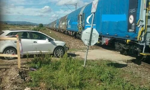 V obci Valaliky sa na železničnom priecestí zrazilo osobné auto s vlakom – FOTO