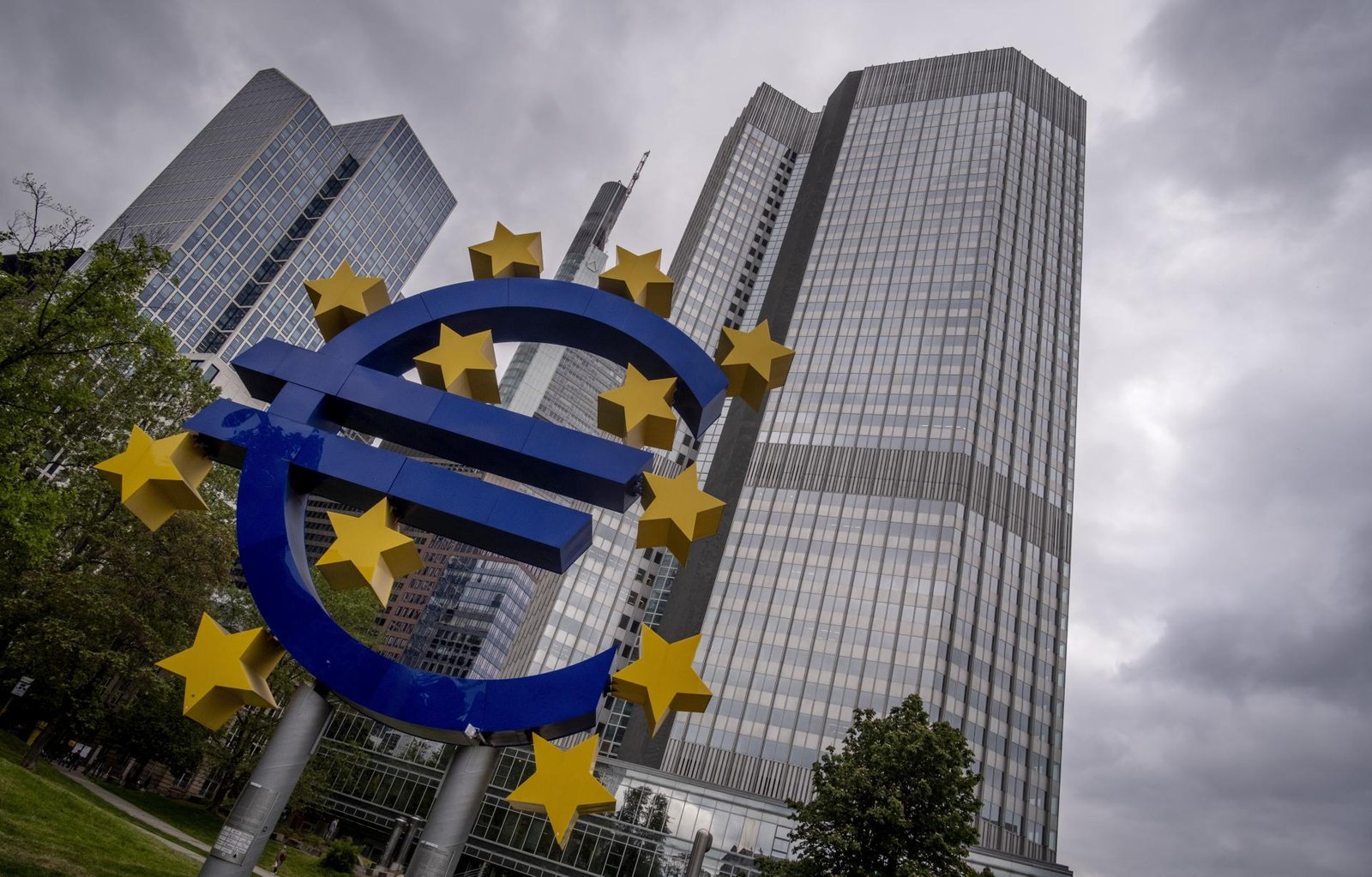 Domácnosti v eurozóne šetria a vyhýbajú sa tovaru z USA