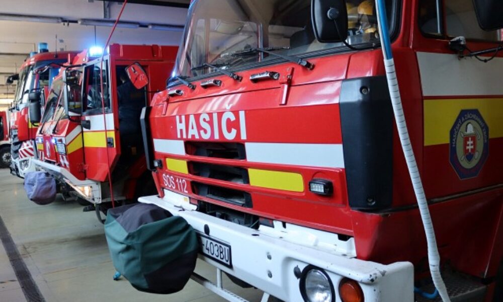 Vozidlo malo zastaviť až na zvodidlách, k nehode na ceste z Košíc na Jahodnú smerujú hasiči