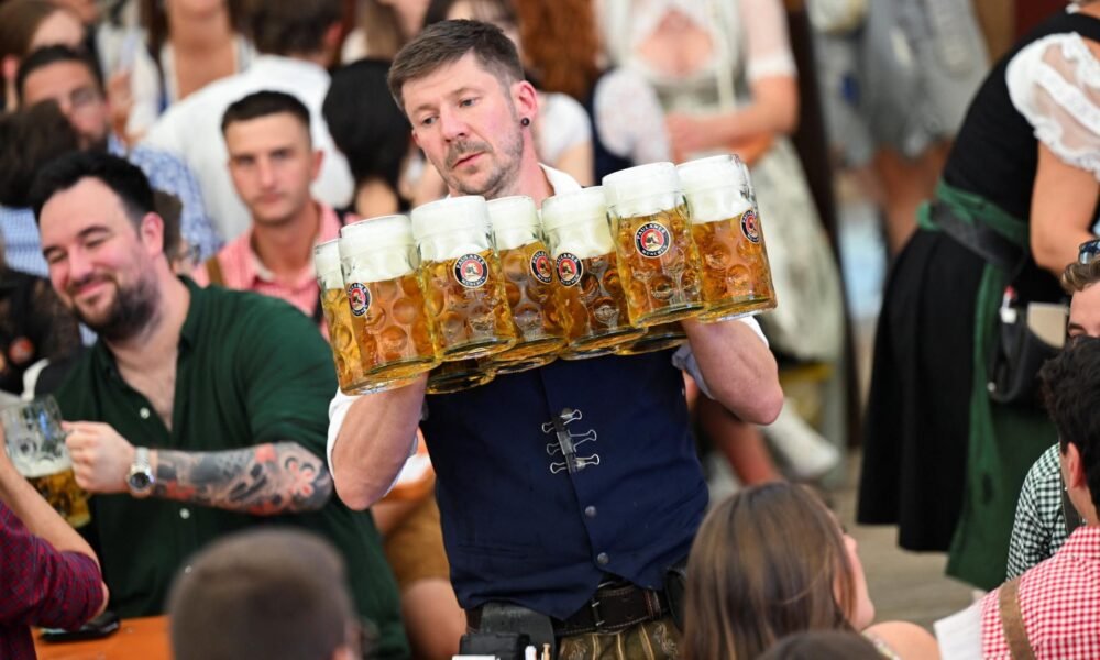 Mníchovský primátor narazil prvý sud. Začali sa pivné slávnosti Oktoberfest