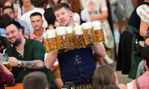 Mníchovský primátor narazil prvý sud. Začali sa pivné slávnosti Oktoberfest