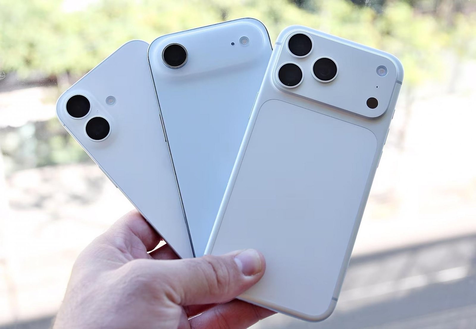 Pozreli sme sa na nové iPhony. Takto vyzerá základný model, tenký Air a vrcholný Pro Max naživo