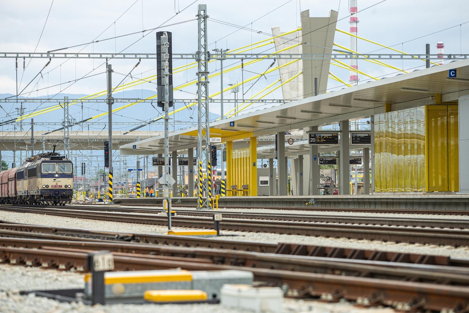 Medzi Bratislavou a Košicami je boj o minúty. Vlaky zrýchľujú, no po autách musia súperiť aj s inou dopravou Medzi Bratislavou a Košicami je boj o minúty. Vlaky zrýchľujú, no po autách musia súperiť aj s inou dopravou