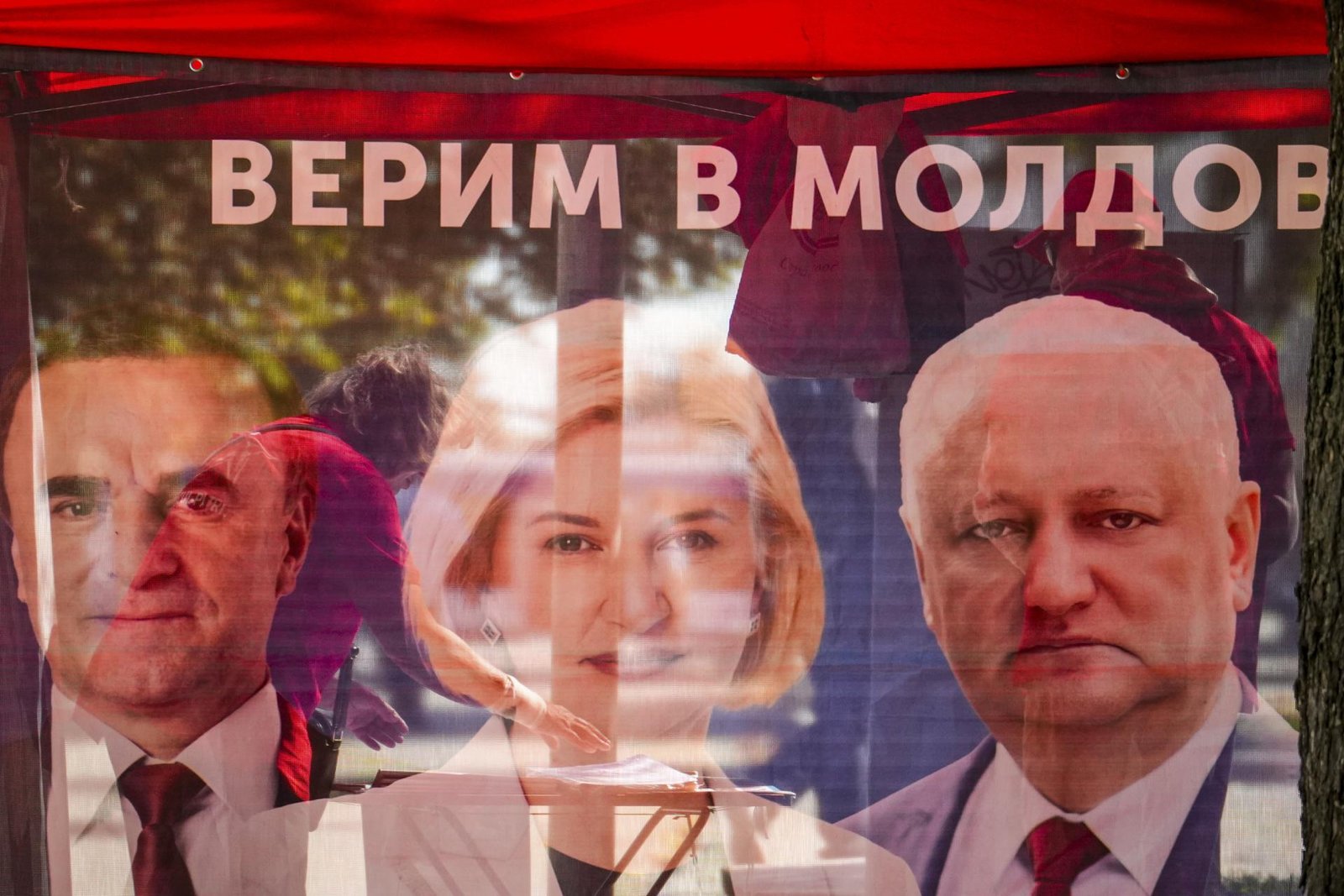 Razie v Moldavsku pokračujú, zadržali jednu osobu za nelegálne financovanie politickej strany