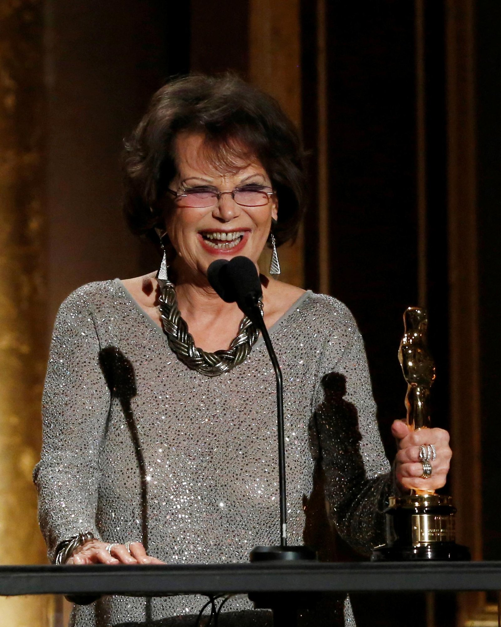 Vo veku 87 rokov zomrela talianska herečka Claudia Cardinalová, píše agentúra AFP s odkazom na jej agenta