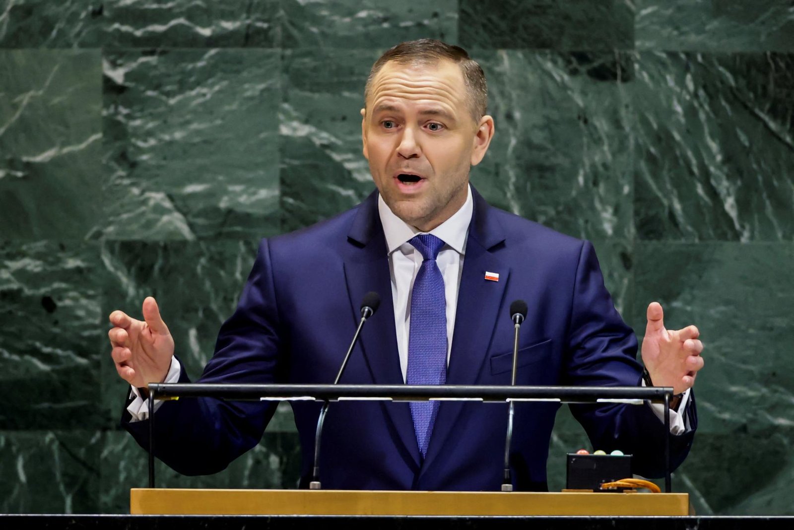Nawrocki podpísal zákon o pomoci ukrajinským vojnovým utečencom Nawrocki podpísal zákon o pomoci ukrajinským vojnovým utečencom