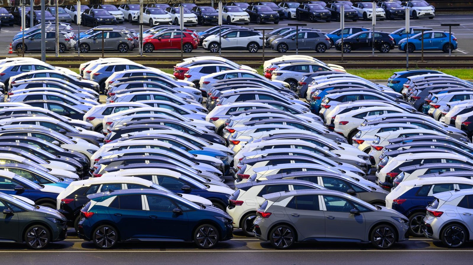 Volkswagen obmedzuje výrobu v dvoch nemeckých továrňach na elektromobily, dôvodom je nízky dopyt Volkswagen obmedzuje výrobu v dvoch nemeckých továrňach na elektromobily, dôvodom je nízky dopyt