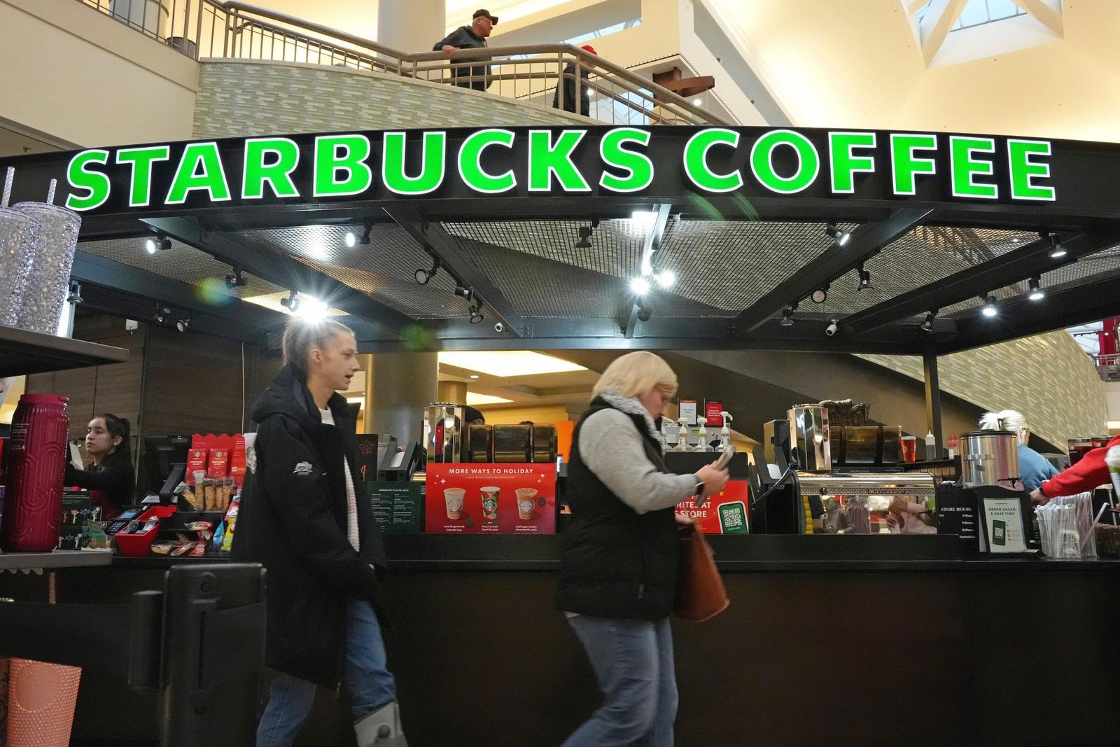 Starbucks prejde reštrukturalizáciou, niektoré prevádzky skončia. Chce sa vrátiť ku „kaviarenskému štýlu“