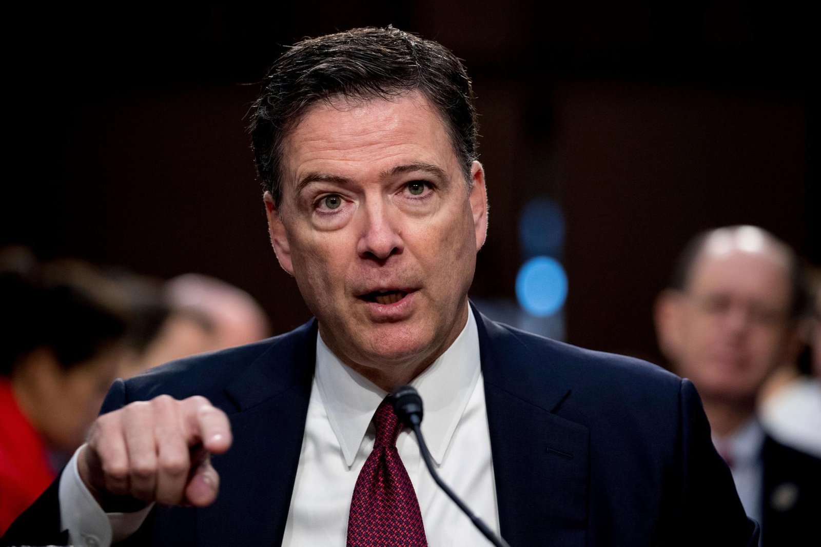 Bývalý riaditeľ FBI Comey čelí obvineniam z dvoch trestných činov. Nebojím sa, odkazuje Bielemu domu Bývalý riaditeľ FBI Comey čelí obvineniam z dvoch trestných činov. Nebojím sa, odkazuje Bielemu domu