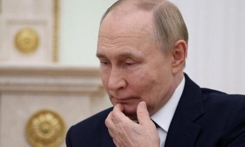 Putinov režim v Rusku je po invázii represívnejší, ale tiež krehkejší, tvrdia analytici