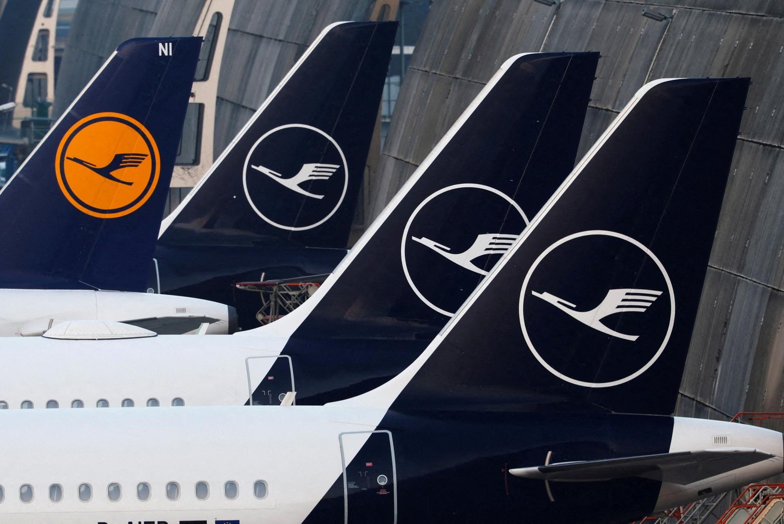 Nemecké aerolínie Lufthansa podľa médií plánujú zrušiť tisíce miest v administratíve Nemecké aerolínie Lufthansa podľa médií plánujú zrušiť tisíce miest v administratíve