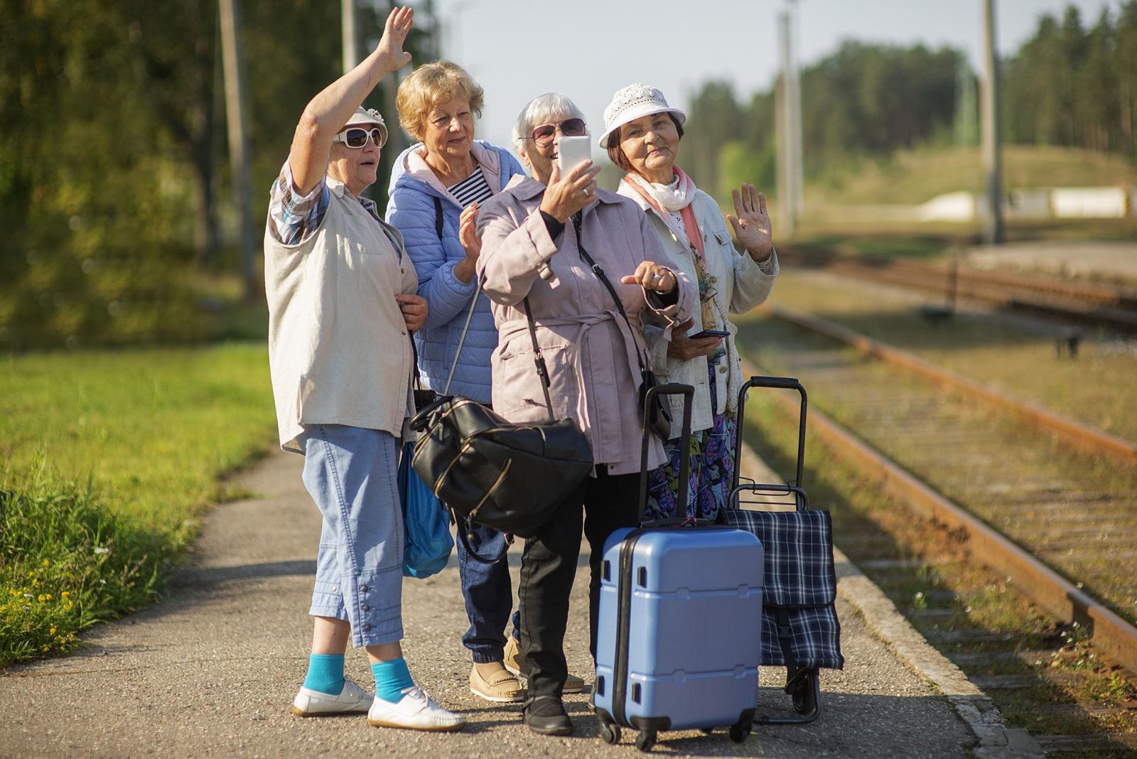 Seniori a cestovanie. Vlaky a autobusy lacnejšie či bezplatne – kde sa registrovať a čo presne potrebujete