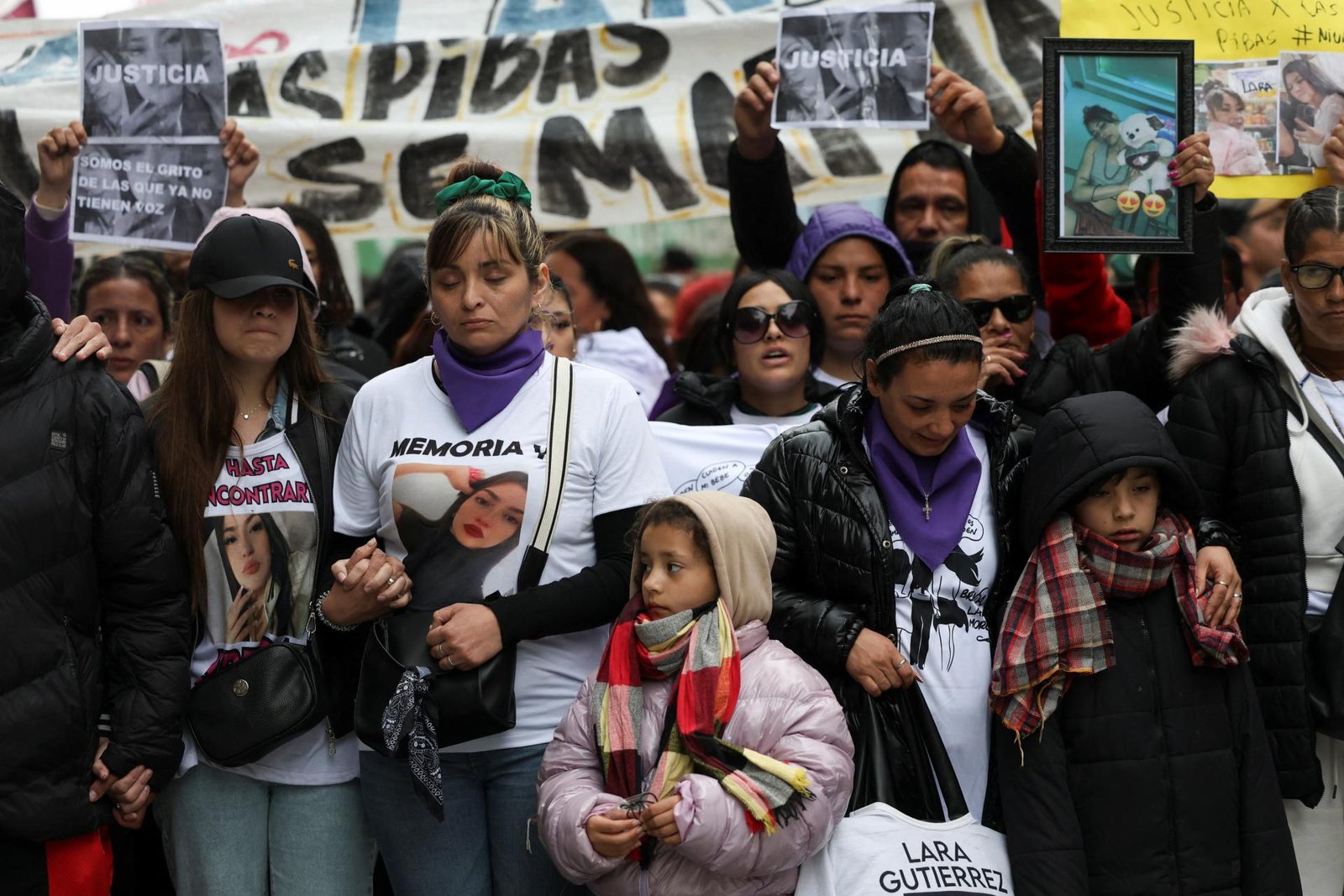Tisíce ľudí v Buenos Aires protestovali proti brutálnym vraždám troch žien Tisíce ľudí v Buenos Aires protestovali proti brutálnym vraždám troch žien