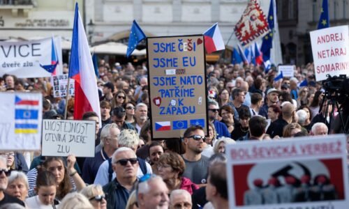 Tisícky ľudí prišli do Prahy podporiť demokratickú budúcnosť Česka