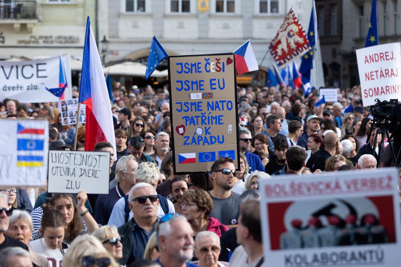 Tisícky ľudí prišli do Prahy podporiť demokratickú budúcnosť Česka