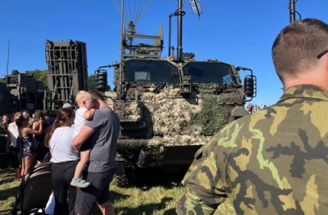 V Česku prebieha najväčšia bezpečnostná prehliadka v strednej Európe, lietala aj slovenská stíhačka F-16 – FOTO