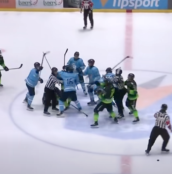 VIDEO V závere to poriadne iskrilo. Pozrite si hromadnú bitku medzi hráčmi Slovana a Žiliny