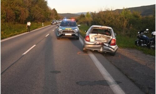Motocyklista narazil do osobného auta, po prevoze do nemocnice zraneniam podľahol – FOTO