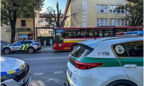 Nemocnica v Košiciach dostala oznámenie o bombe, policajti evakuujú budovu