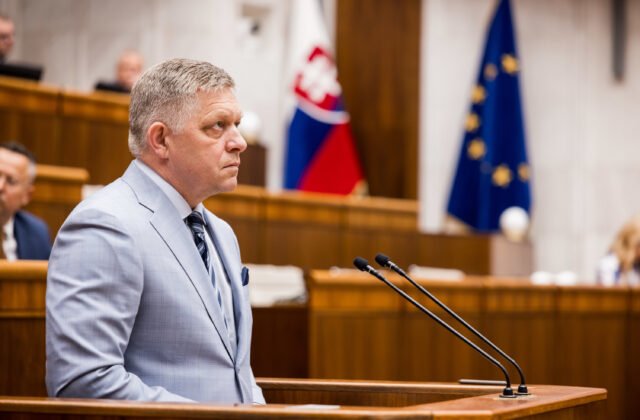 Prieskum poslal do parlamentu aj Demokratov, Smer-SD je pod 17 percentami a prekvapila novovznikajúca strana