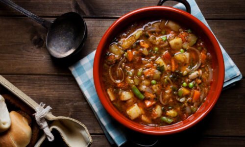 Dva mladíci močili do vývaru v čínské restauraci. Postiženým musí zaplatit milionové odškodné