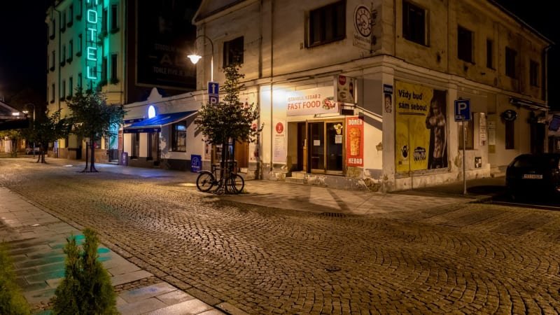 Drsná rvačka ve Stodolní ulici v Ostravě. Zranění utrpělo několik lidí, policie hledá svědky Drsná rvačka ve Stodolní ulici v Ostravě. Zranění utrpělo několik lidí, policie hledá svědky