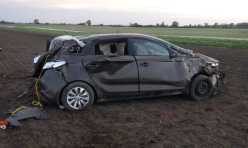 Tragická nehoda pri Váhovciach. Auto sa po šmyku viackrát prevrátilo, spolujazdec neprežil – FOTO