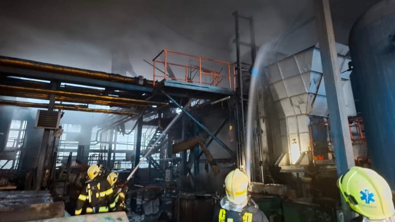 Požár spalovny odpadu v Prostějově: Na místě jsou zranění, hasiči bojují s ohněm