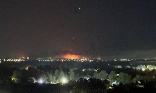 Mohutné exploze po útocích v hloubi Ruska. Videa rafinerií v plamenech zaplavila sociální sítě