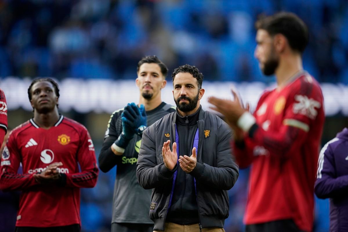 Predčasné prepustenie Rúbena Amorima by Manchester United vyšlo poriadne draho