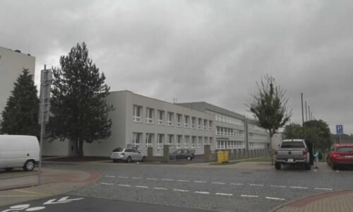 Mladík vytáhl nůž u školy na Litoměřicku. Hrozil 18letému sokovi, soud ho za to poslal do vazby