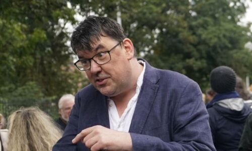 Známý seriálový tvůrce byl zatčen kvůli výrokům o trans lidech. Rowlingová mluví o totalitě