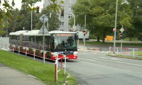 Krvavý útok nožem v pražském autobusu: Policisté už znají motiv, chybí jim klíčová svědkyně
