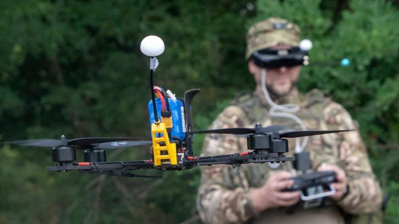 Revoluce na bojišti: Ukrajina posílá na Rusy roje dronů. Jejich útok řídí umělá inteligence Revoluce na bojišti: Ukrajina posílá na Rusy roje dronů. Jejich útok řídí umělá inteligence